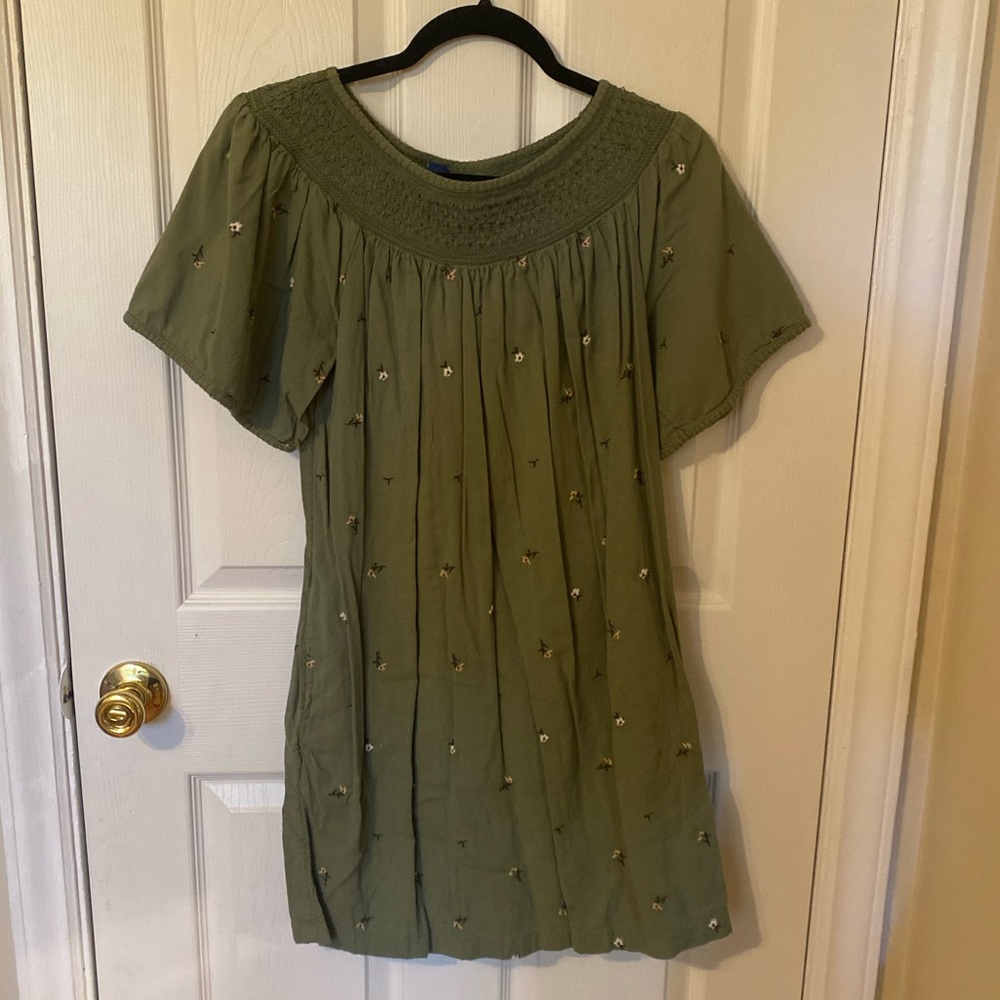 Old Navy Flowy Embroidered Dress- Women’s Medium